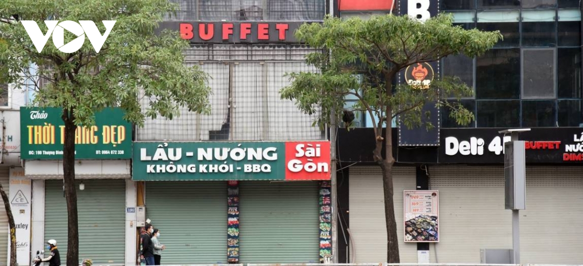 Some eateries and cafés in Hanoi remain open despite closure order